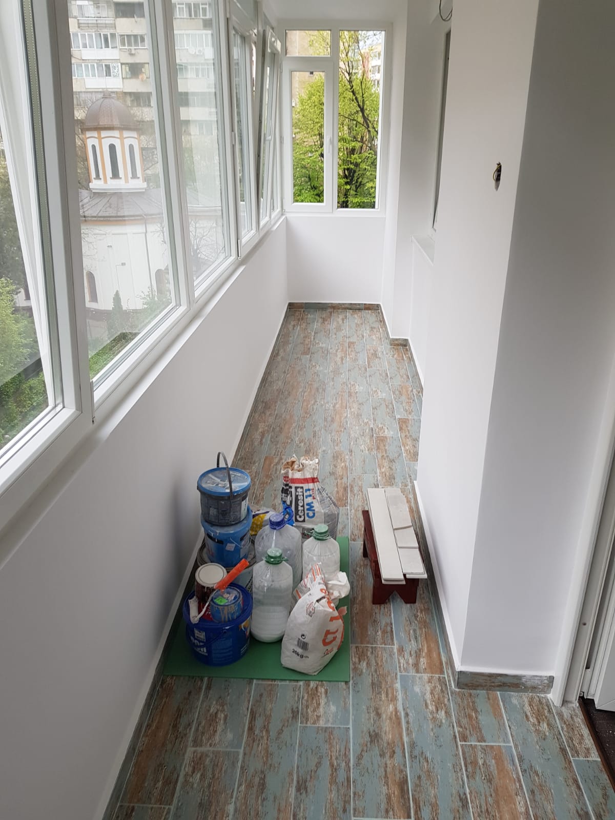 Balcon zugrăvit cu lavabilă albă Buzău