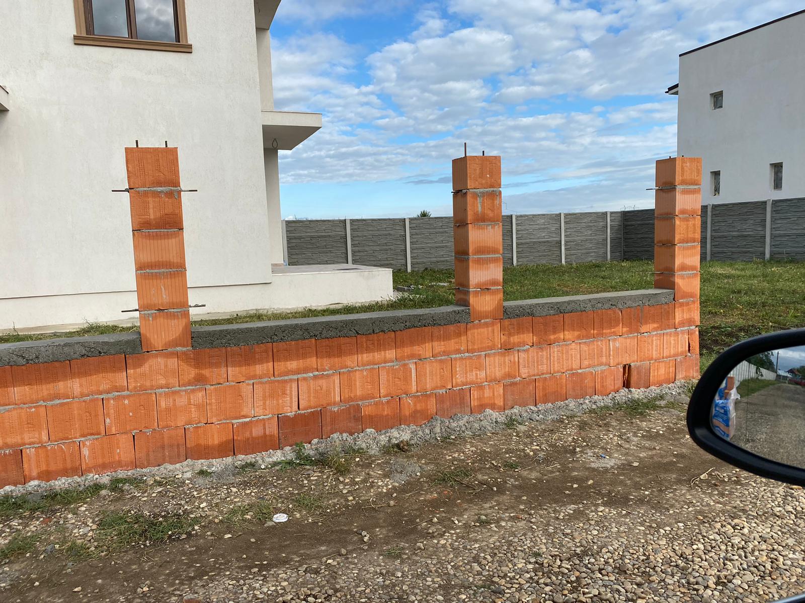 Gard din cărămidă Porotherm construit peste fundație Buzău