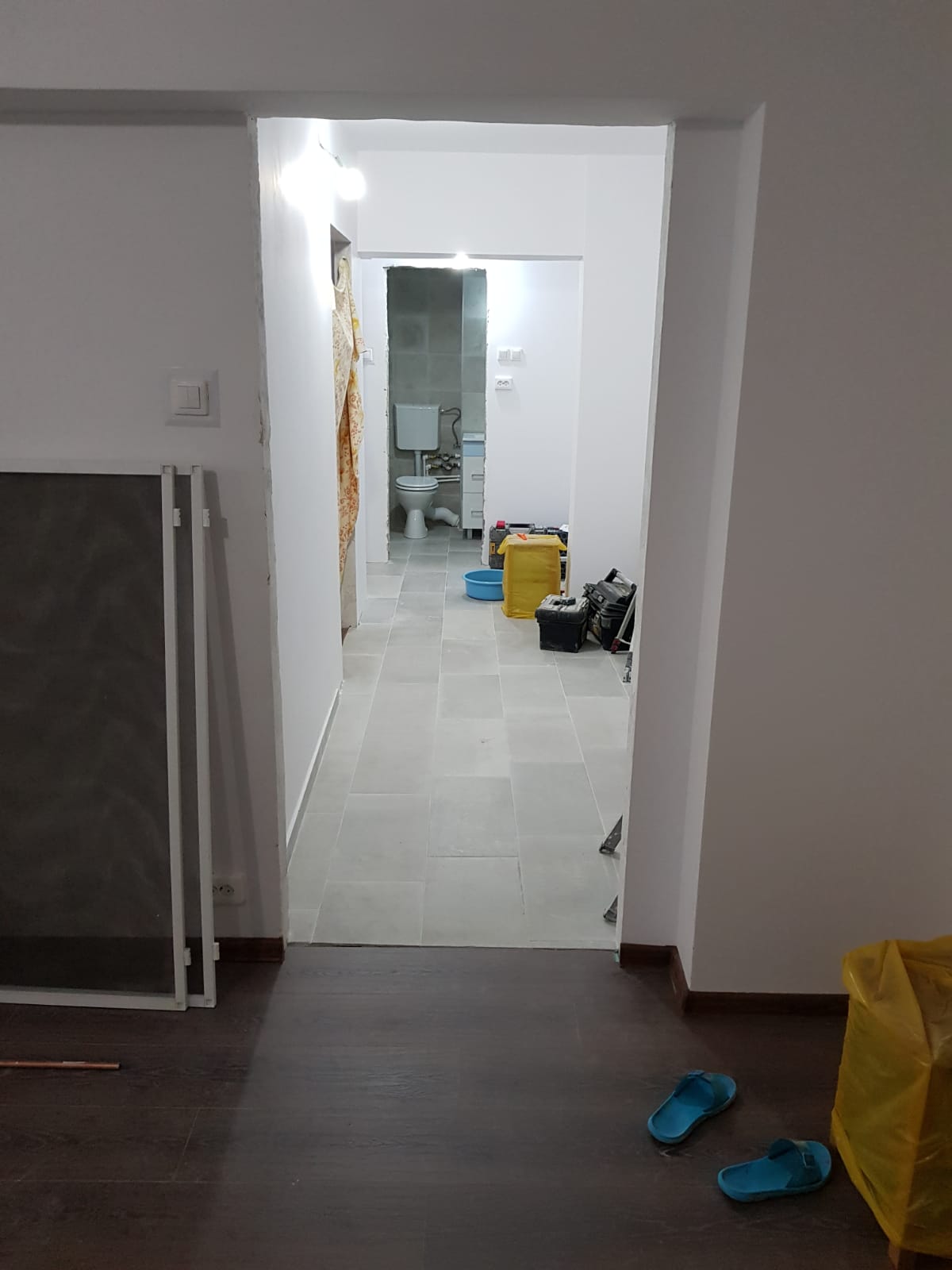Hol și dormitor zugrăvit în apartament Buzău