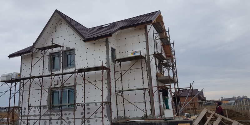 Montaj polistiren Buzău EPS 100 pe vilă cu trei niveluri