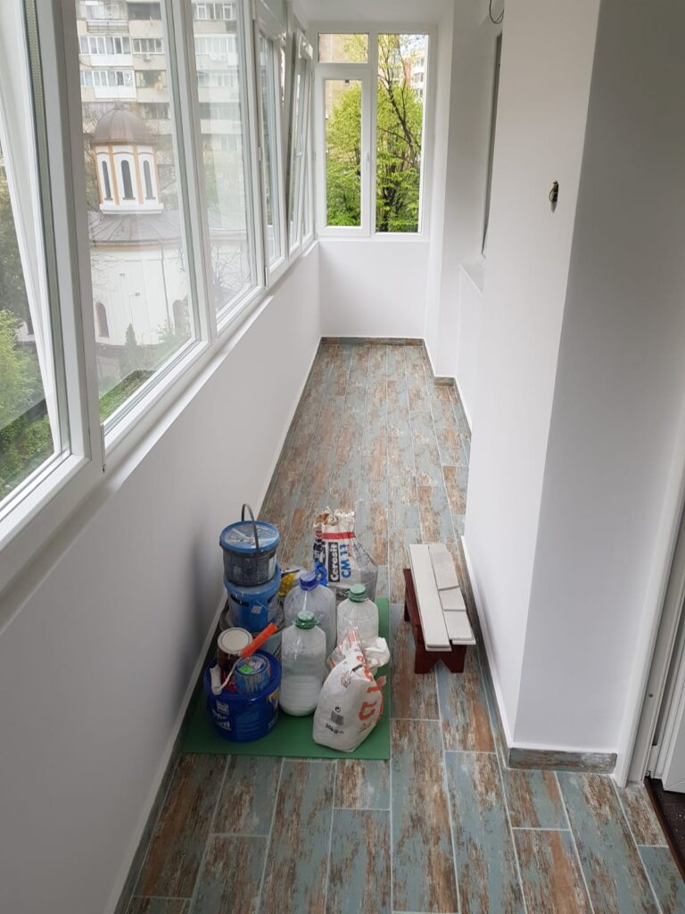 balcon finalizat cu gresie tip parchet verde antic vintage si zugraveala cu lavabi…