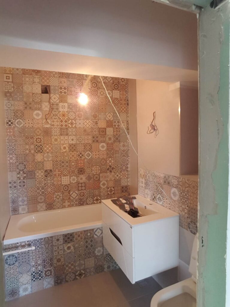 montaj gresie si faianta baie model mandala pe cada