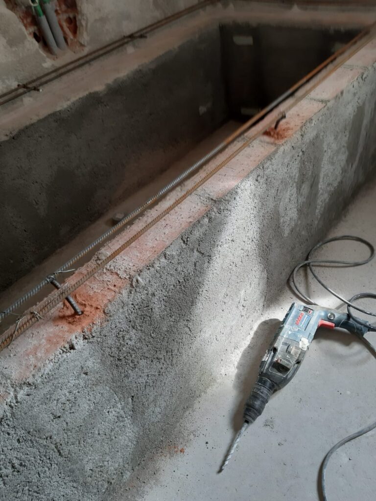 tencuiala manuala aplicata pe cadru zidit caramida suport cada baie