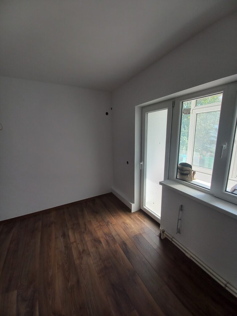 zugraveala dormitor cu parchet laminat nuc inchis